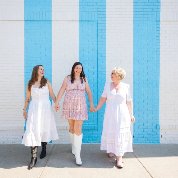 Meet your Posher, Amanda - Picture 2 of 7